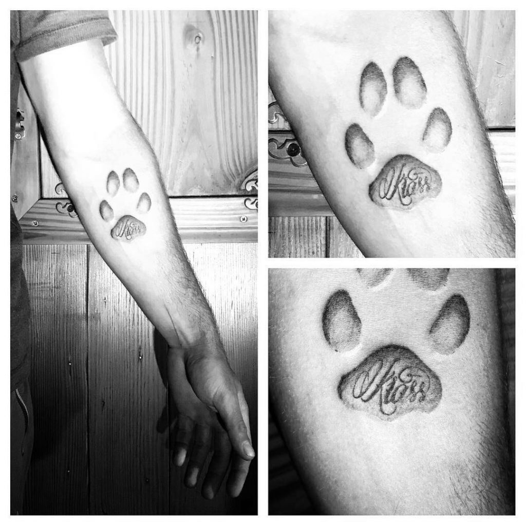Tatouage Calligraphie « Krass » & empreinte chien · Fond Noir Tattoo